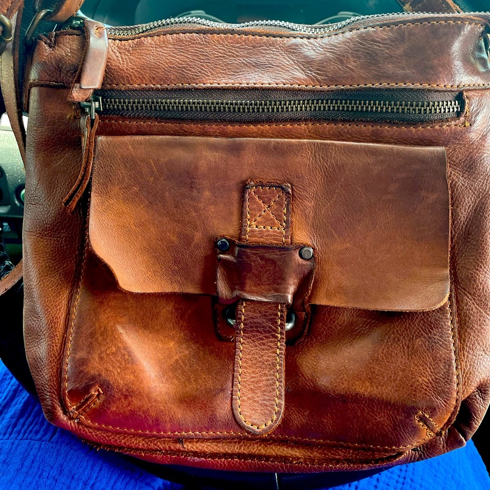 Harbour Crossbody Magnetic front closure. Zippers are smooth. Inside like new.